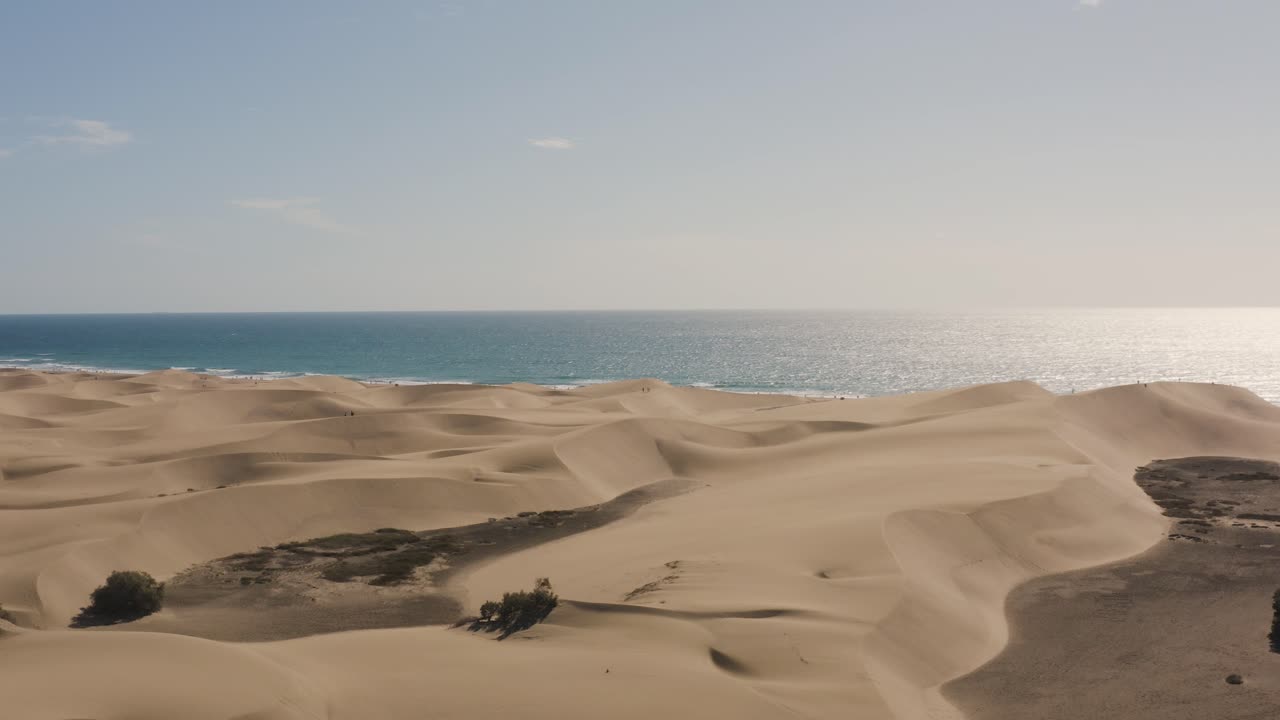toma de drones de dunas y desierto con playa y mar, dunas de maspalomas, gran canaria