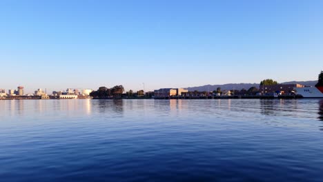 Schöne-Wassertänze-Mit-Den-Farben-Des-Sonnenaufgangs-Am-Morgen-über-Der-Bucht