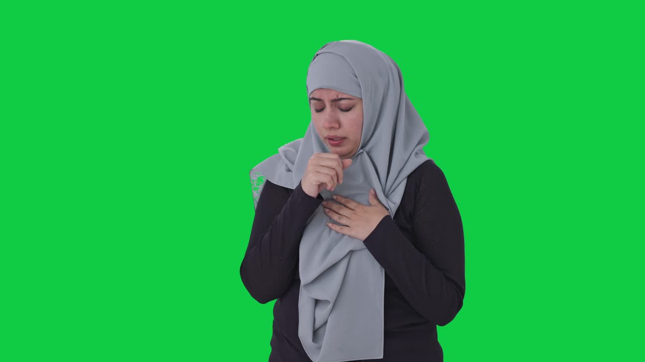 Yeşil ekran önünde ateşli hasta Müslüman kadın