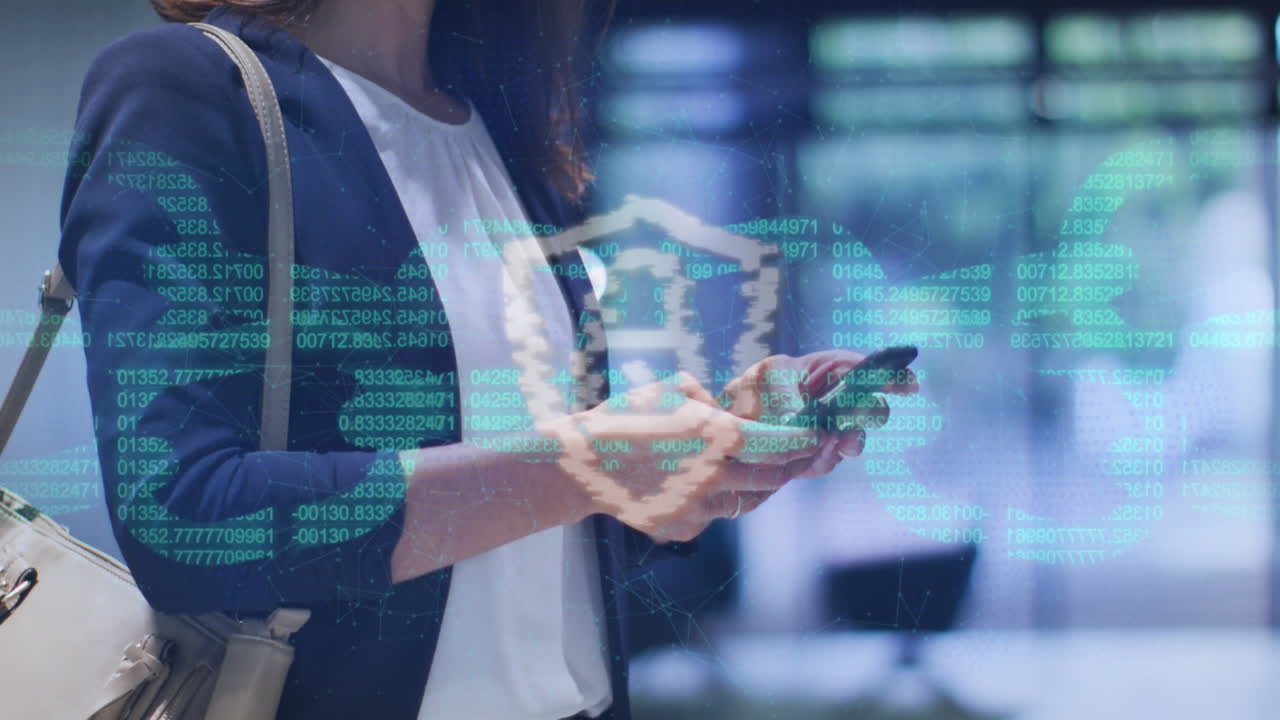 анимация иконы замка и цепи над двуродной бизнесменкой, использующей смартфон в офисе