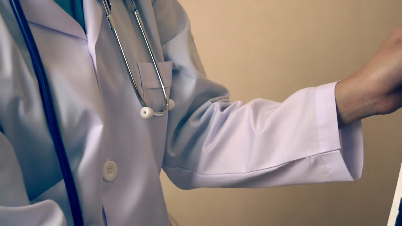 Mujer embarazada y médico ginecólogo en el hospital