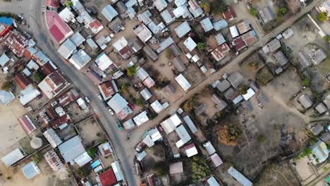 barrio de chabolas en madagascar. dron dando vueltas arriba