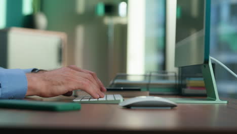 Makroansicht-Des-Regisseurs,-Der-Die-Hände-Auf-Der-Tastatur-Tippt.-Nahaufnahme-Eines-Mannes,-Der-Mit-Den-Fingern-Am-Computer-Arbeitet