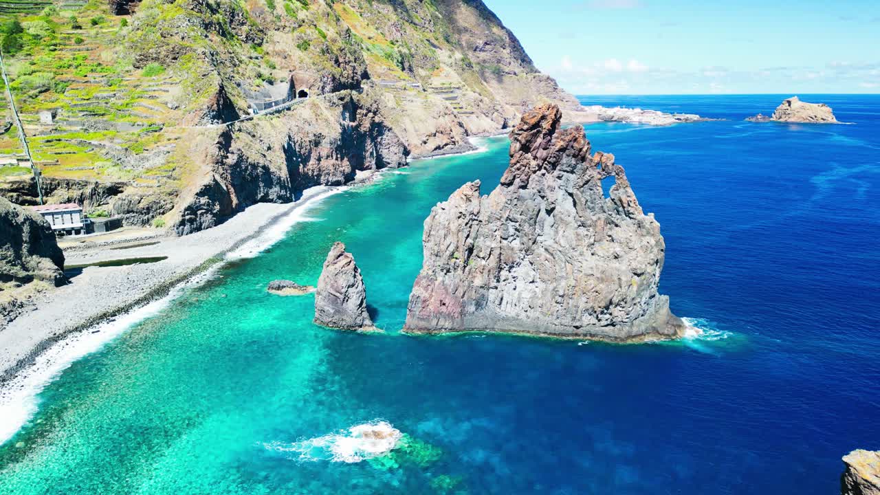 скалы на побережье и глубокие синие воды атлантического океана со скальными образованиями в мадейре