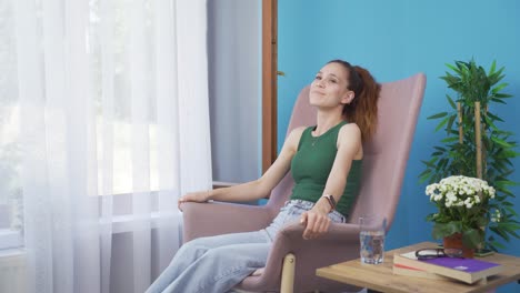 Mujer-Feliz-Y-Pacífica.-Ella-Está-Sentada-Frente-A-La-Ventana.