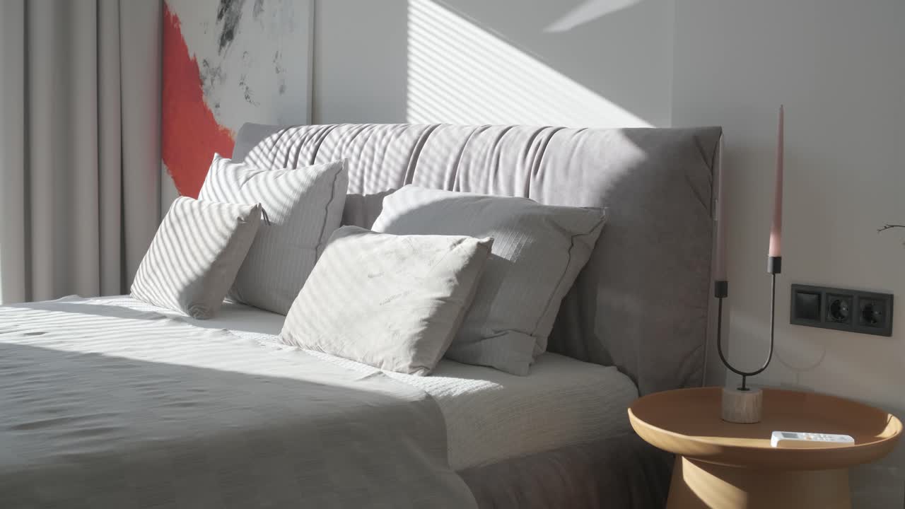 diseño y decoración de dormitorios interiores de lujo modernos. cama maestra de tamaño king.