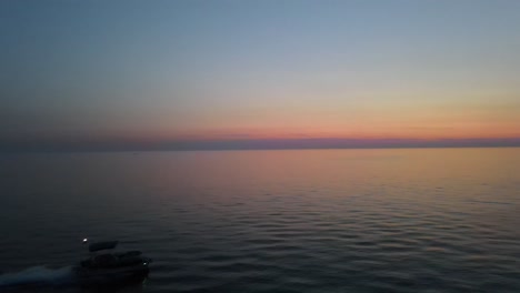 Kabbelwasser,-Das-Abends-Ein-Boot-Auf-Dem-Michigansee-Schaukelt