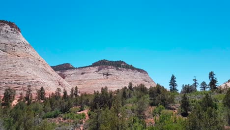 toma panorámica lenta de la mesa de tablero de ajedrez en el parque nacional de zion en un hermoso día de verano en utah, ee.uu.