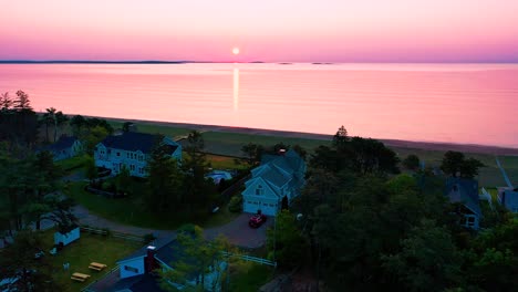 Hermosa-Puesta-De-Sol-En-La-Playa-En-Saco-Maine-Con-Casas-De-Vacaciones-Y-Colores-Reflejándose-En-Las-Olas-Del-Océano-A-Lo-Largo-De-La-Costa-Atlántica-De-Nueva-Inglaterra