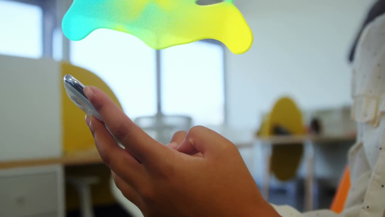 animación de manchas sobre una mujer de negocios caucásica usando un teléfono inteligente