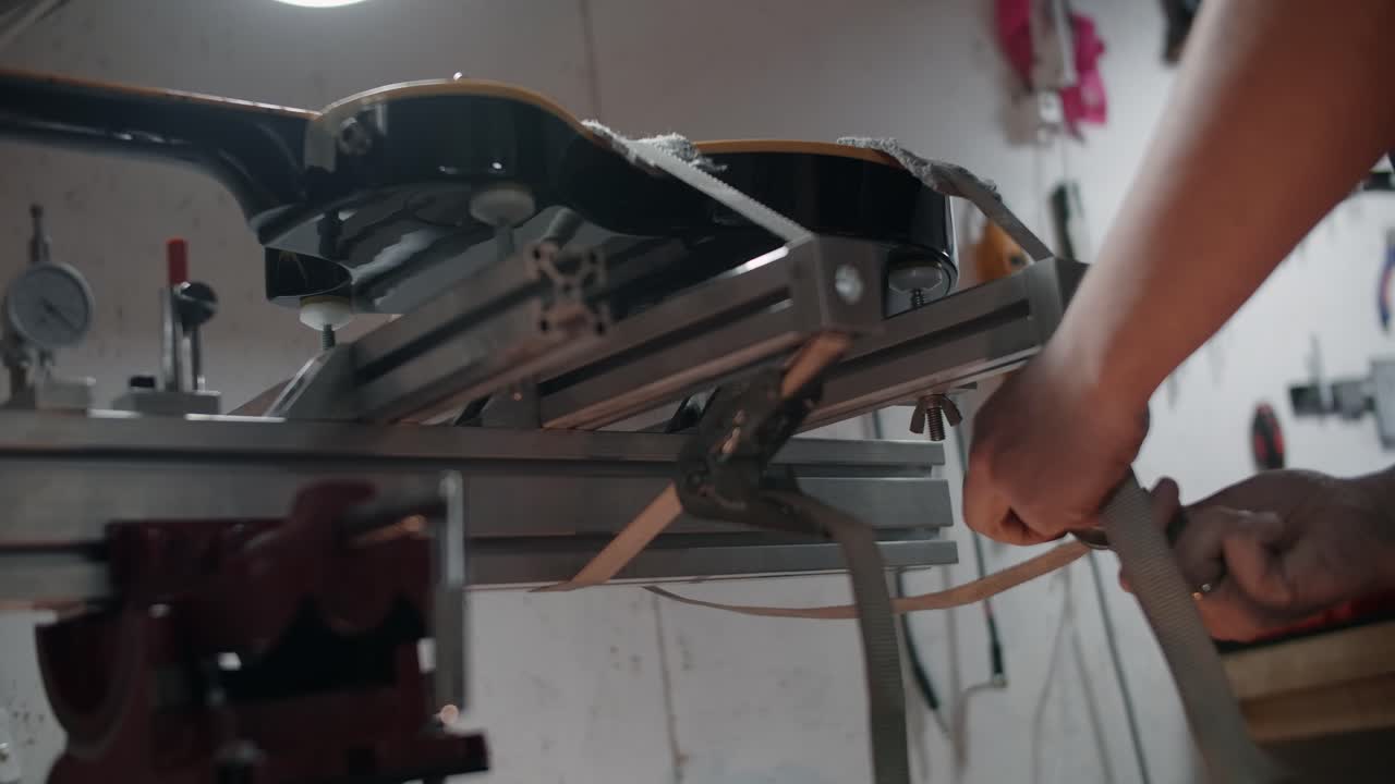 reparación de guitarras en un taller