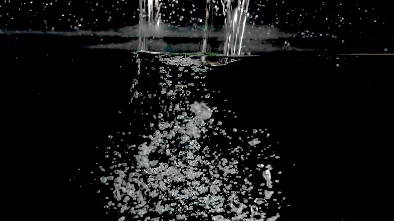 슬로우 모션으로 투명한 용기에 물을 붓는 모습