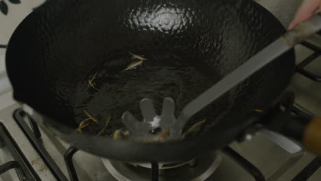 freír trozos de patata en aceite caliente dentro de una sartén