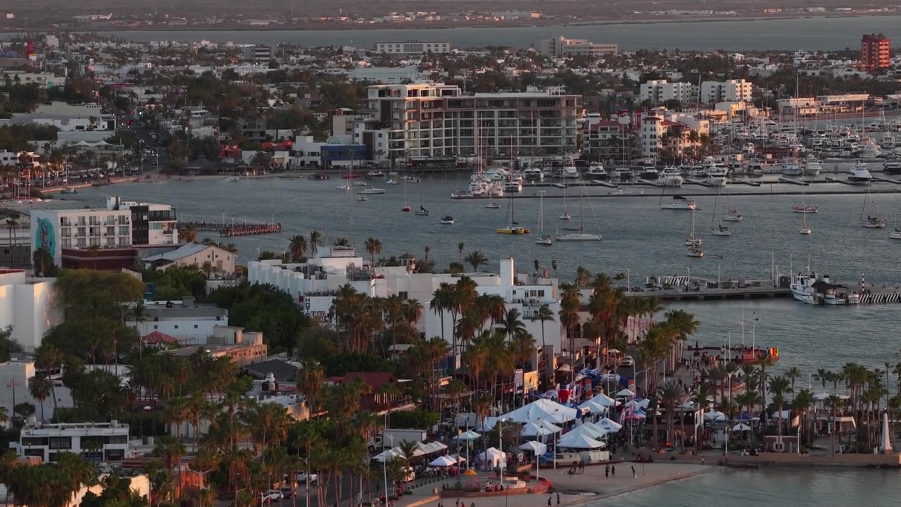 Vista aérea del Malecón en La Paz, Baja California Sur, México, durante la hora dorada