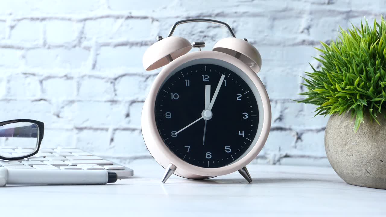알람 시계와 함께 간단한 책상 설정