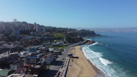 Escena-Aérea-De-La-Orilla-De-La-Playa-De-La-Ciudad