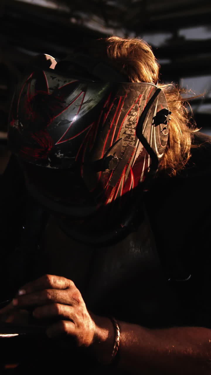 soldador que utiliza una antorcha de soldadura