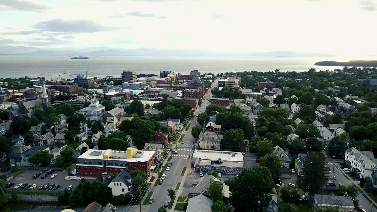Riprese con drone su Burlington, VT, vicino al tramonto, con vista del Lago Champlain e delle Adirondacks sullo sfondo
