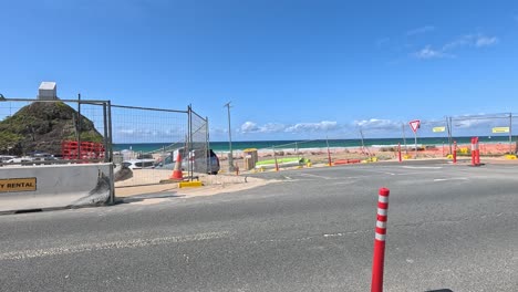 construcción de carreteras cerca de la playa de currumbin, gold coast