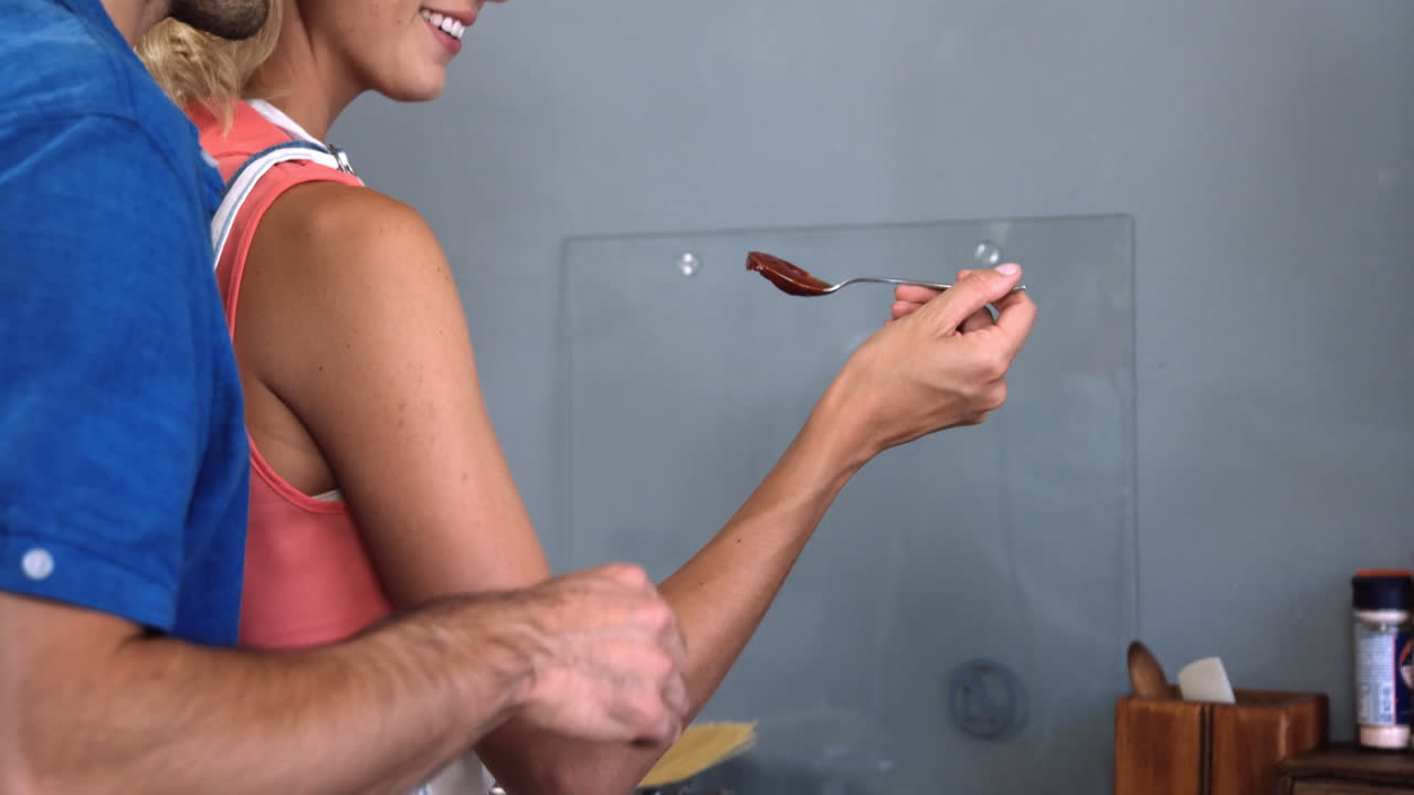 una pareja linda cocinando juntos.