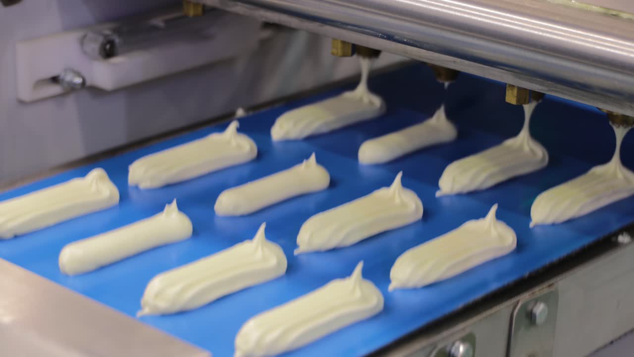pasteles en cinta transportadora automática, proceso de horneado en la fábrica de confitería.