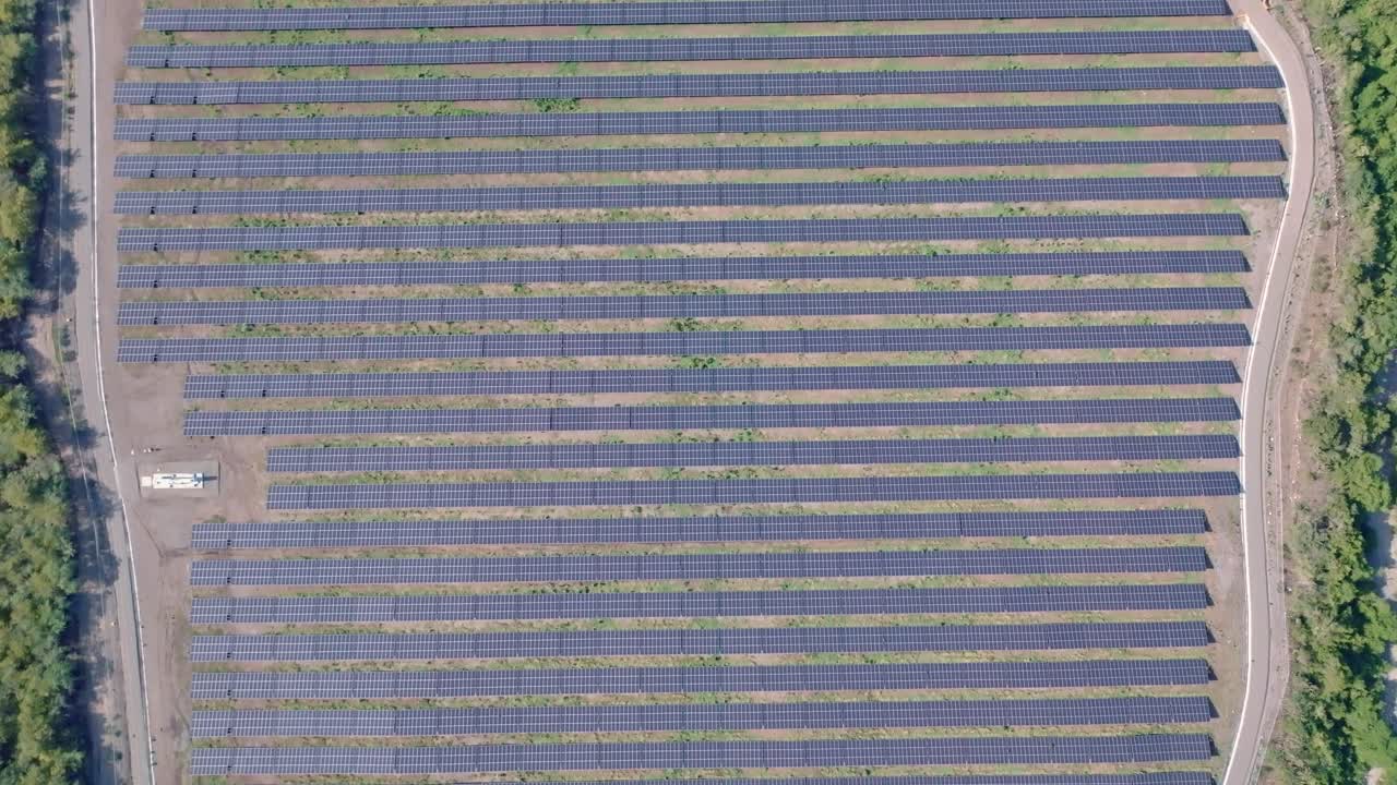 fotografía aérea de arriba hacia abajo que muestra la textura de los paneles solares en el campo en la naturaleza