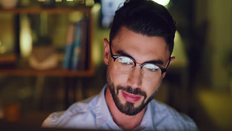 joven hombre de negocios con gafas trabajando hasta tarde
