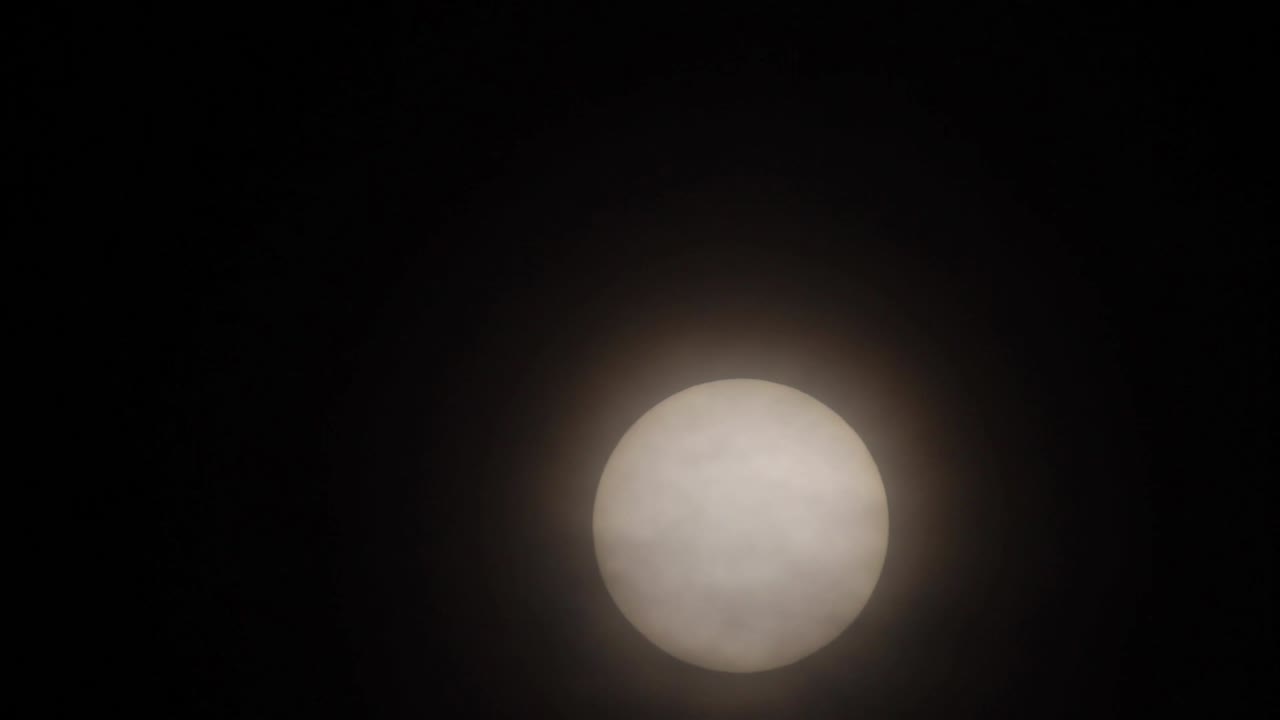 filmati temporali del sole che si muove nel cielo mentre la terra ruota.