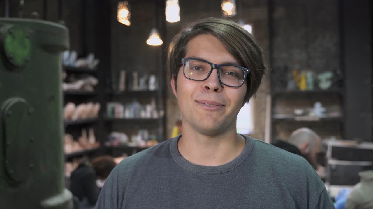 retrato de un joven sonriente en un estudio