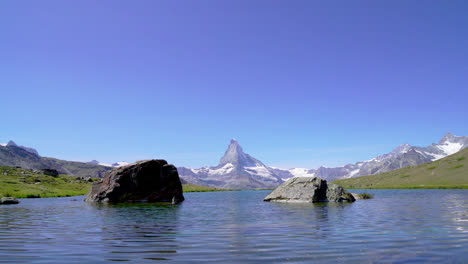 Matterhorn-with-Stellisee-Lake-in-Zermatt,-Switzerland