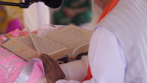 Un-Sacerdote-Lee-Un-Libro-Sagrado-En-Una-Boda