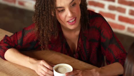 Lächelnde-Hipster-Freunde,-Die-Einen-Kaffee-Trinken