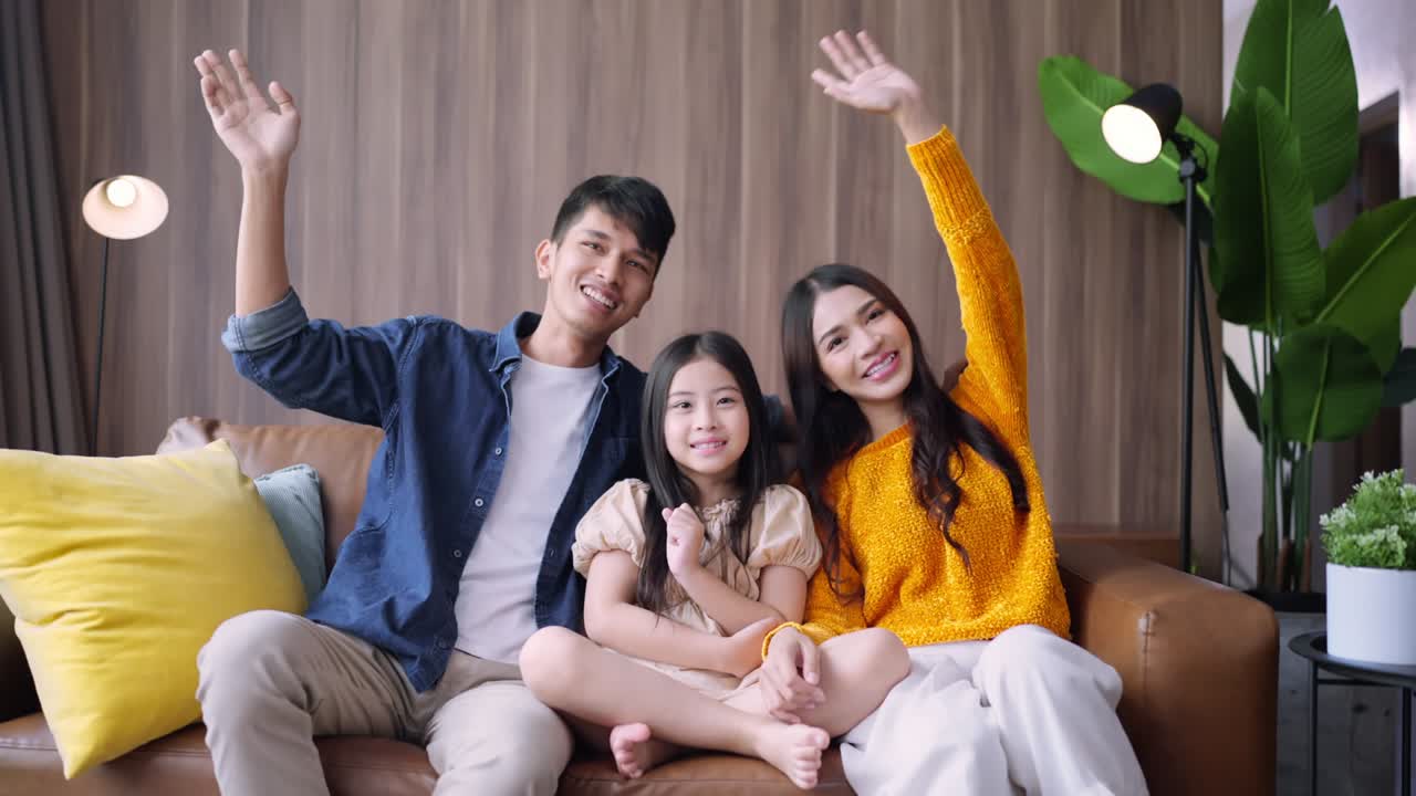 재미있고 즐거운 출발 순간 아시아 가족 부모와 딸은 함께 온라인 스트리밍 콘서트를보고 소파 소파에 함께 집에서 거실에서 행복 가족 춤 움직이는 손 기쁜