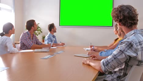 equipo creativo mirando la pantalla verde