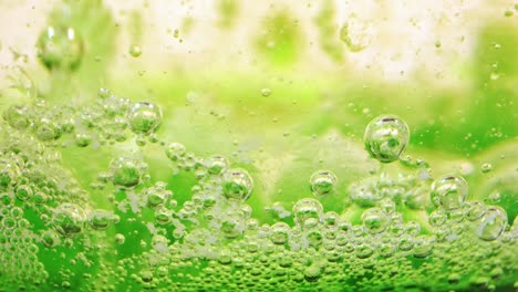 burbujas en aceite y agua con tinta detrás del vidrio