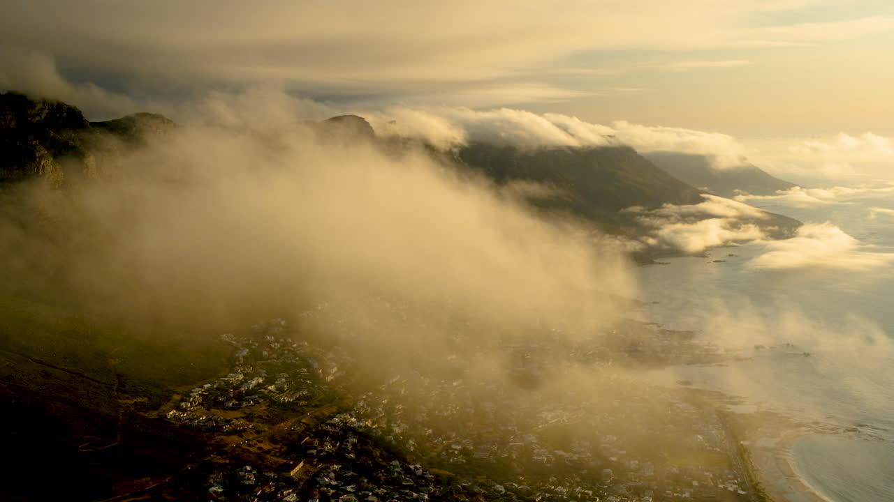 lapso de tiempo - niebla moviéndose desde el océano, nubes bajas sobre doce apóstoles, disparo desde la cabeza de un león, ciudad del cabo