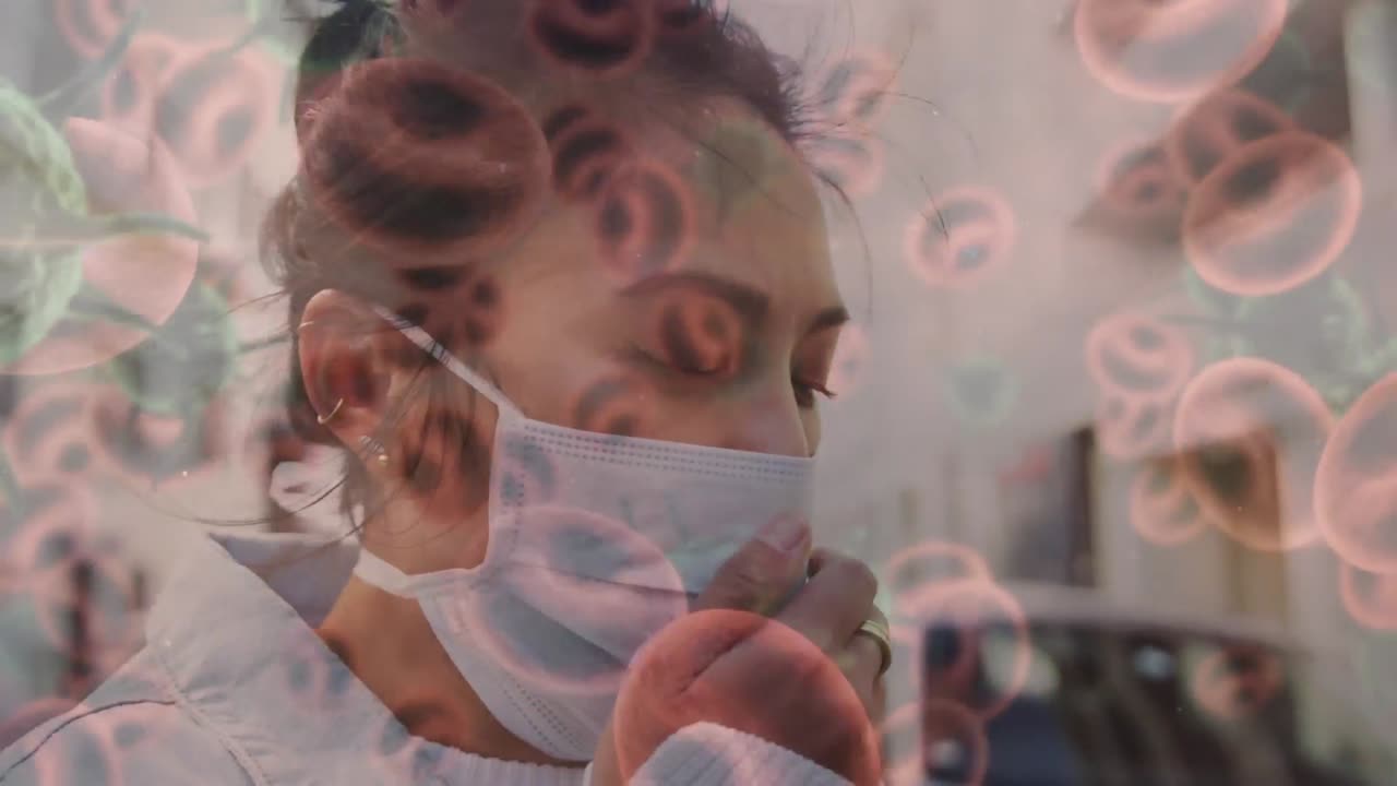 코로나 19 세포가 얼굴 마스크를 입은 여성을 가로질러 움직이는 애니메이션