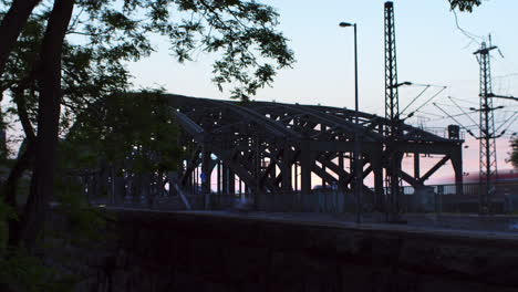 Zeitraffer-Der-Kölner-Hohenzollernbrücke-Am-Abend