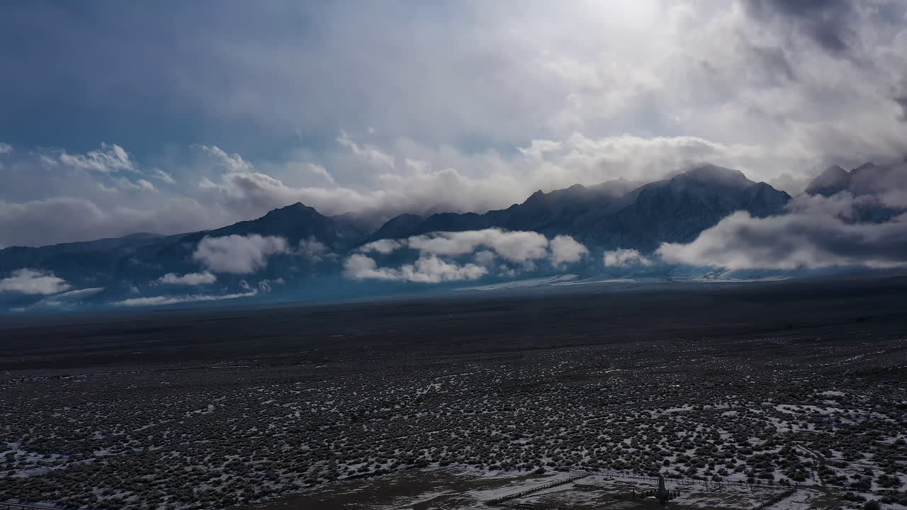 Panoramaudsigt over halvtørt landskab ved solopgang