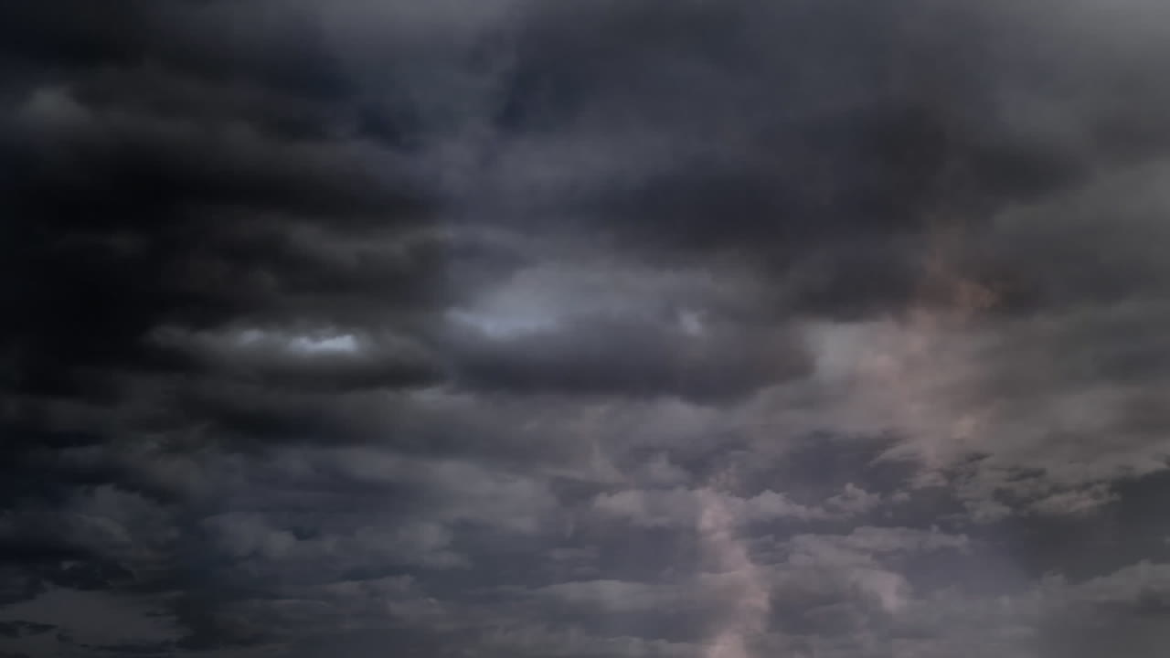 구름과 함께 하늘에 천둥이