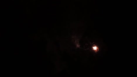 los fuegos artificiales explotan en varios colores en la víspera de año nuevo iluminando el cielo nocturno