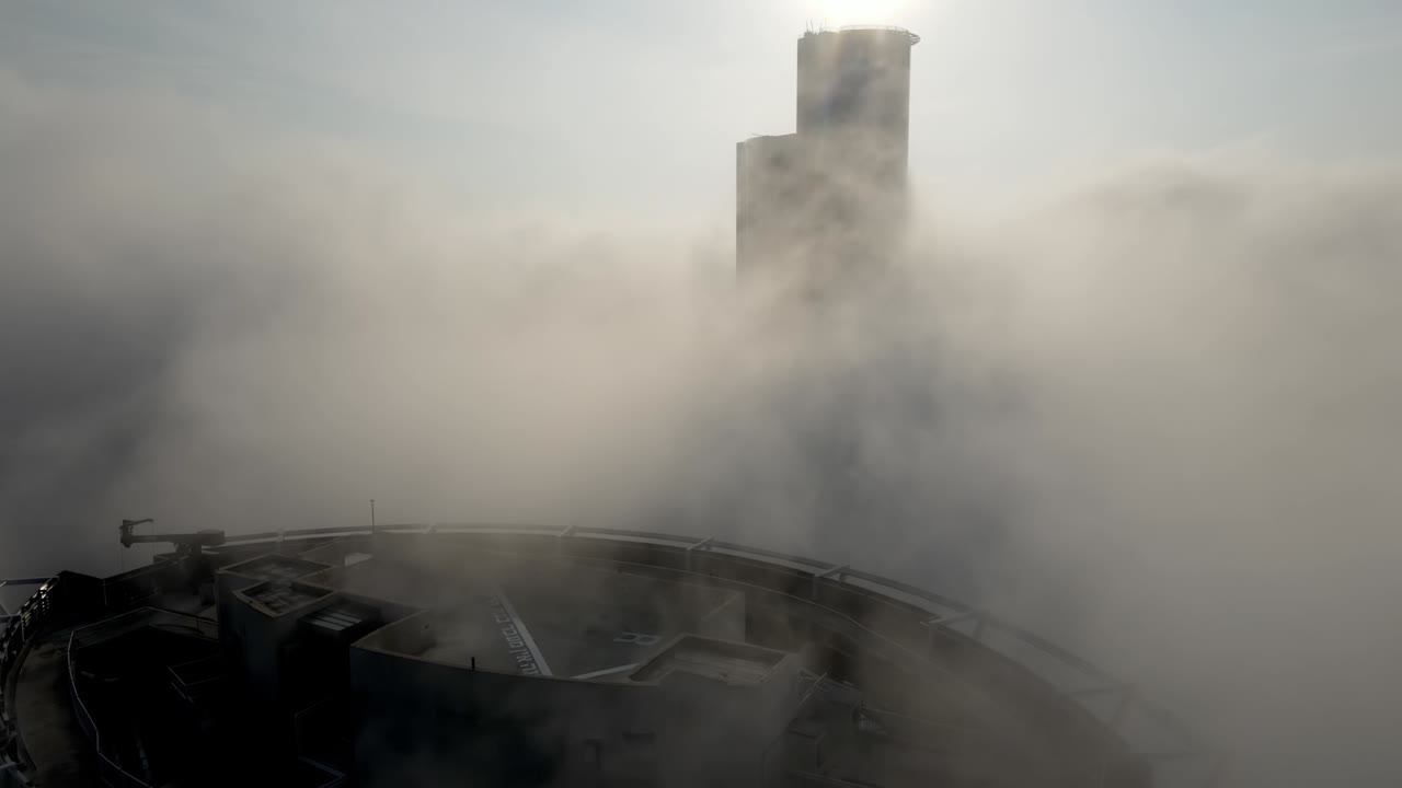 구름 인 아침 도시 풍경과 마천루