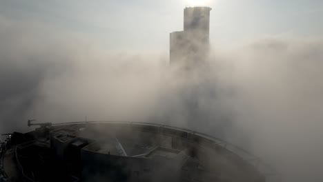 paisaje urbano nebuloso de la mañana con rascacielos