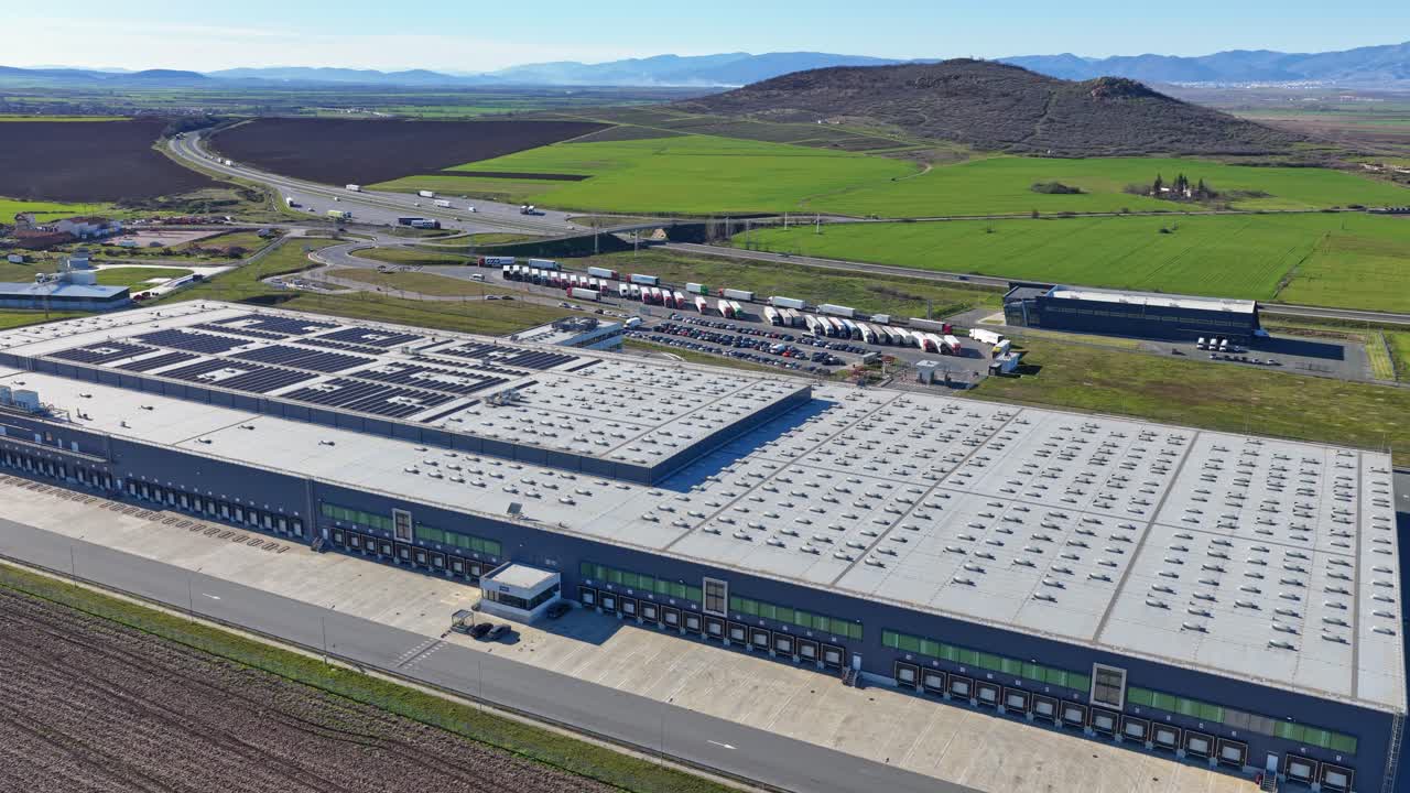 Vista aerea con drone di un grande centro logistico di trasporto sull'autostrada Trakia, vicino a Sliven, Bulgaria.