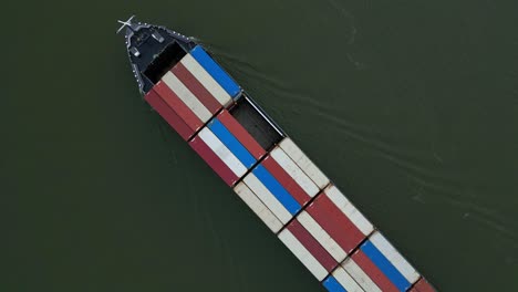 vista aérea de arriba hacia abajo de los contenedores de carga en el barco