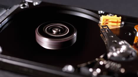 hard disk drive inside. structure of hdd, spinning platter. move magnetic head