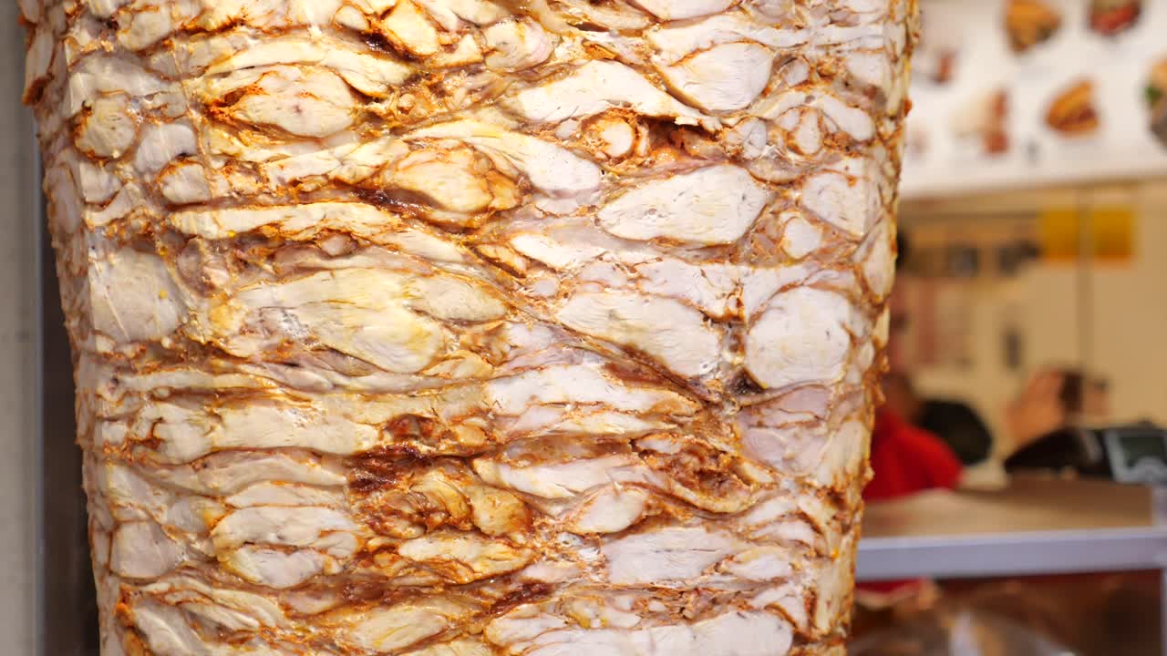 shawarma de pollo en una rostera vertical