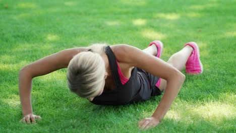 Mujer-Fitness-Entrenamiento-Flexiones-Ejercicio-Sobre-Césped-En-El-Parque-De-Verano