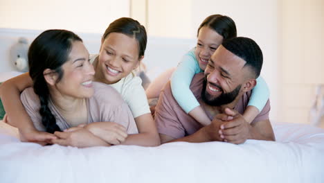 Familia-Feliz,-Padres-E-Hijos-En-La-Cama-Con-Abrazo