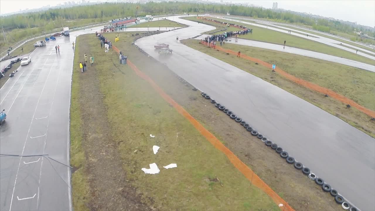 Kompetisi Drifting di Lintasan Basah